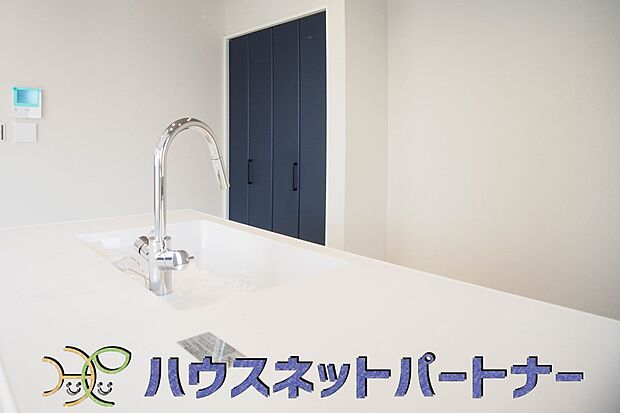 明るい自然光が入る作業スペースを多くとったキッチン採用。夫婦揃ってキッチンに立っても調理がしやすく、家事をしながら会話も弾みます。食器類もすっきりと片付く収納力。