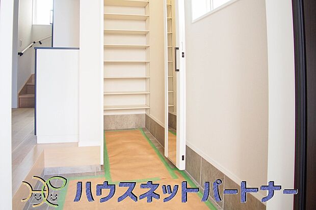 ベビーカーやゴルフバックなどミニトランクとして使える玄関収納。玄関に物があふれることを防ぎ、広々としたスペースを保てます。掃除用具なども入れられますね。