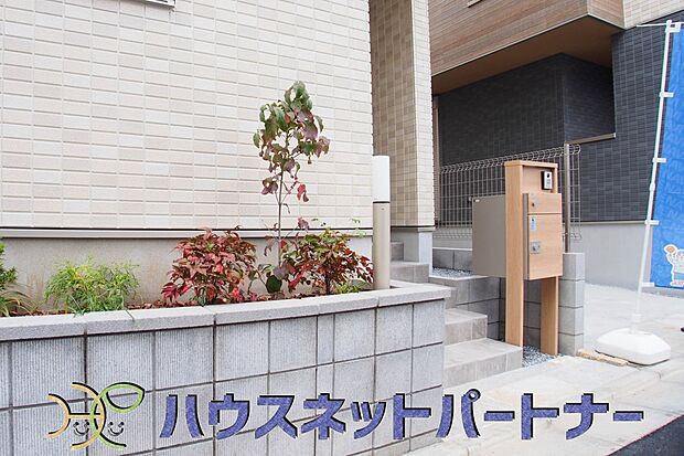 上質感漂う玄関へのアプローチ。居住者の帰り、訪れる方を優しく迎える・安らぎに満ちた生活空間を予感させる。健やかな暮らしを楽しめそう。