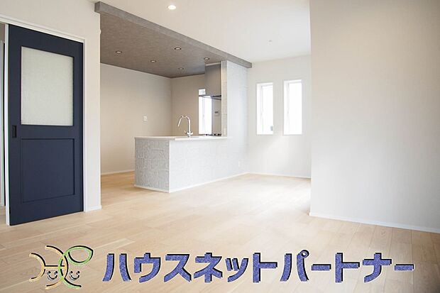 明るい日差し入るリビングは、お友達を招きパーティーが楽しめる広さですよ。