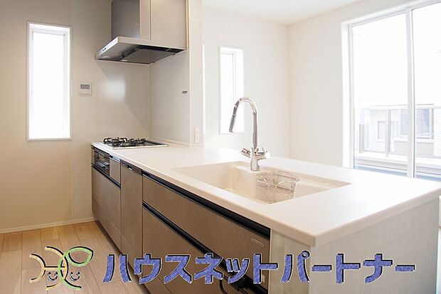 カウンタートップには、美しくメンテナンスも容易な人工大理石を採用。キッチンのインテリアを美しく演出するシャープなスクエアデザインのレンジフードも拘りです。