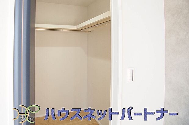 ウォークインクローゼットのメリットは、衣類の他、バッグやアクセサリーなど、身につけるものを一部屋に集めて管理できること。必要なときに見つけやすいです。