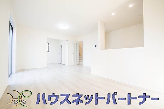 通風・採光に優れ、心地よい光と風が溢れています。 贅沢で豊かな居住性と、プライドを満たすクオリティが見事に調和した住空間。新築ならではの快適なひとときをご体感頂ける筈です。