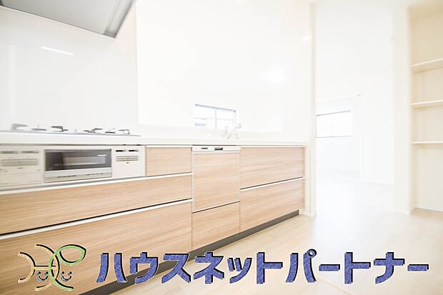 三口コンロで料理の幅を拡げてくれる使いやすいシステムキッチンを採用。洗い場も大きいので野菜や食器を洗ったりする際にも捗り、奥様の強い味方となってくれるはずです。