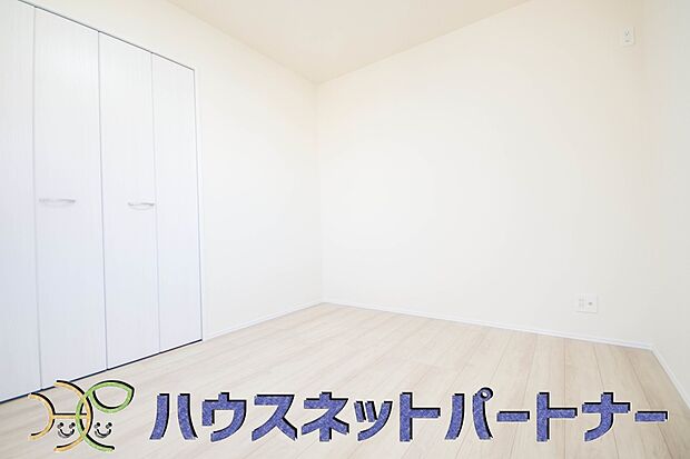 明るい窓のあるお部屋は子供部屋にぴったり。可愛い家具で素敵なお部屋に。