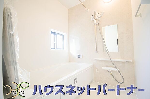 高級感溢れるカラーと大きさ・柔らかな曲線で構成された半身浴も楽しめるバスタブが心地よさをもたらします。