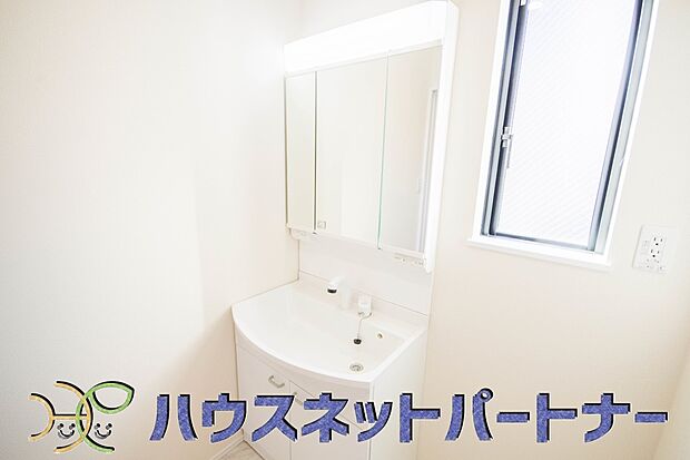 大きく見やすい三面鏡で清潔感ある洗面台は、身だしなみチェックや肌のお手入れに最適です。何かと物が増える場所だからこそ、スッキリと見映えの良い空間に拵えました。