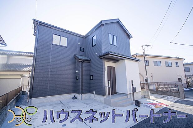 街に溶け合う美しい景観と、採光や風通しを考えて設計された間取り。近隣の視線を考え調整した窓位置など、外観だけでなく、住まうご家族の心地よさを最優先しました。