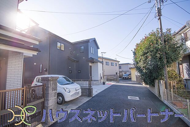 前面道路の日当たりの良い明るいお家。