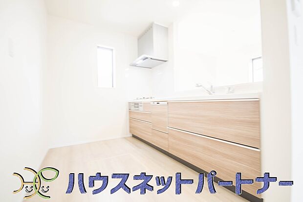 カウンターキッチンなら、リビングで遊ぶ子供の様子を見ながら料理ができるので安心です。料理を運んでもらったり、子供にお手伝いしてもらいやすいのもいいですね♪