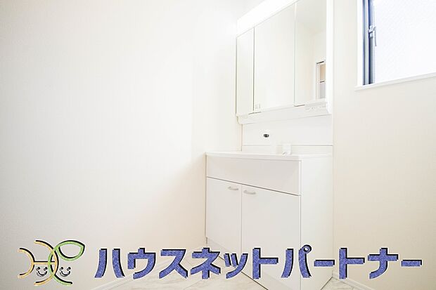 洗面室のある脱衣所は広々。脱いだお洋服をそのままお洗濯。