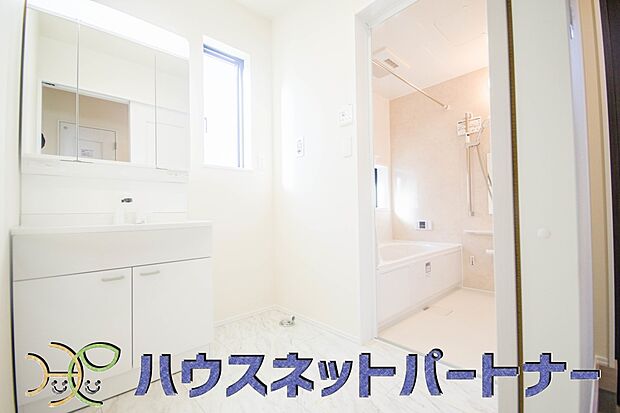 毎日使う洗濯機。しっかりと奥行きのある置き場が確保されています。