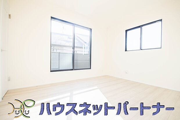 陽光が降り注ぐ明るく開放的な空間が魅力的。