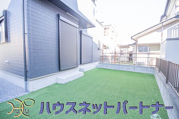 一戸建ての醍醐味は、何といっても庭があること。花や野菜を育てたり、子供と遊んだり、お客様を迎えたり…。大切なペットと過ごす心地良いスペースにもなりますね。