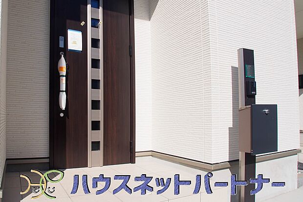 玄関の扉を開けると家族の待つお家。幸せを感じる瞬間です。