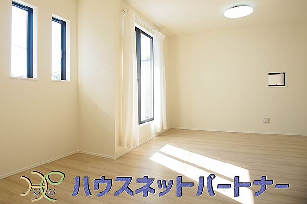 リビングは、食事スペースと寛げる場所設けてもまだ余裕の広さ。明るい光が照らしてくれます。