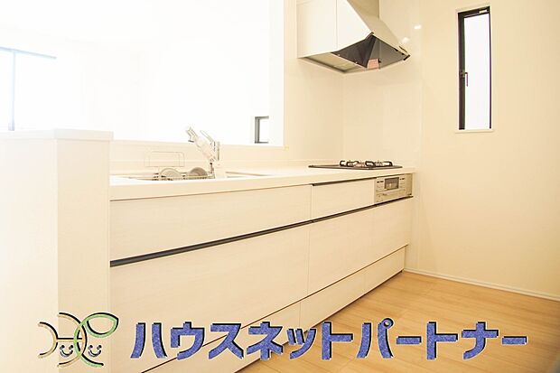 三口コンロで料理の幅を拡げてくれる使いやすいシステムキッチンを採用。洗い場も大きいので野菜や食器を洗ったりする際にも捗り、奥様の強い味方となってくれるはずです。