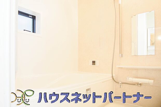 心地よいバスタイムを演出する浴室はゆとりあるサイズを採用。保温機能付き、汚れをはじく有機ガラス系の新素材を採用した浴室。美しく機能的な設備を採用。