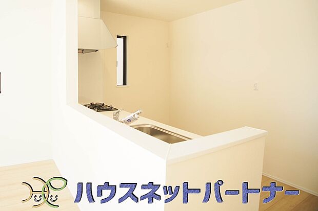 明るく開放的なオープンキッチン。家族とのコミュニケーションが取りやすく、みんなの笑顔が溢れます。