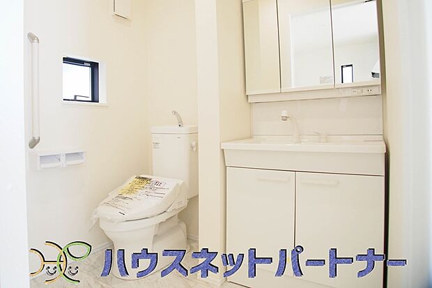 セカンド洗面付き。1階と2階に洗面がある為、階を移動せずに手洗いやうがいができます。とても便利です。