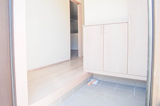 玄関扉を開くとゆったりとした空間。この感動を現地で是非体感してみて下さい。