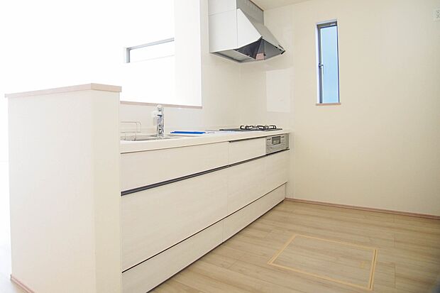 三口コンロで料理の幅を拡げてくれる使いやすいシステムキッチンを採用。洗い場も大きいので野菜や食器を洗ったりする際にも捗り、奥様の強い味方となってくれるはずです。