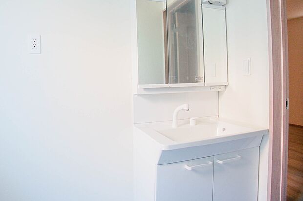 大きく見やすい三面鏡で清潔感ある洗面台は、身だしなみチェックや肌のお手入れに最適です。何かと物が増える場所だからこそ、スッキリと見映えの良い空間に拵えました。