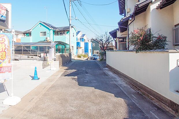 前面道路の日当たりの良い明るいお家。