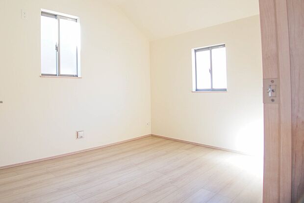 独立性を高めたお部屋。たっぷりの収納も配備しており、片付いた空間を現実出来そう。陽光も降り注ぐ明るく開放的な空間が魅力的。