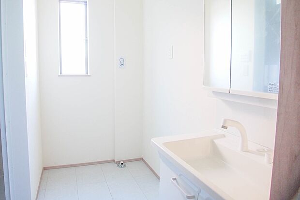 洗面室のある脱衣所は広々。脱いだお洋服をそのままお洗濯。