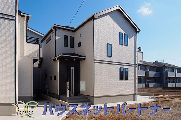 玄関前に季節のお花を置いて可愛く演出してみてはいかがですか。来客が憧れる玄関造りを楽しんで下さい。