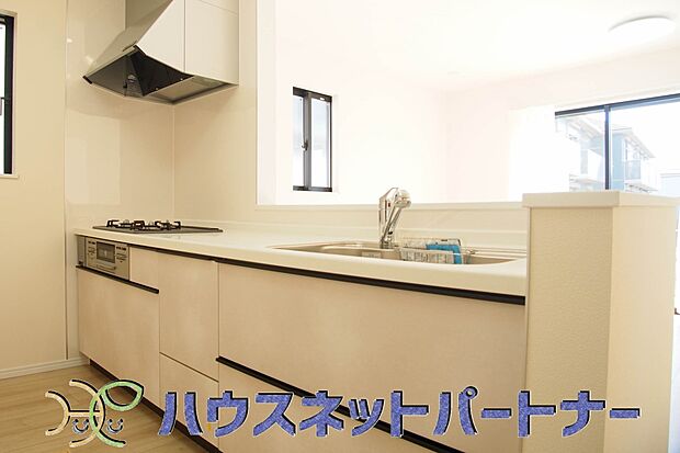 人工大理石のワークトップやシンクは、水を流しただけできれいになったように見えます。白いキッチンは明るく清潔感があり、とっても素敵です。