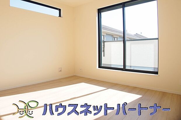 柔らかな日差しが入る洋室は落ち着いた雰囲気のお部屋です。ベッドを置いてゆったりと心も体も休まるお部屋へ。