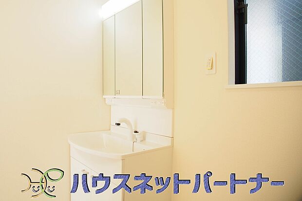 清潔感溢れる洗面台はシャンプードレッサー付き。朝の忙しい時に大活躍します。