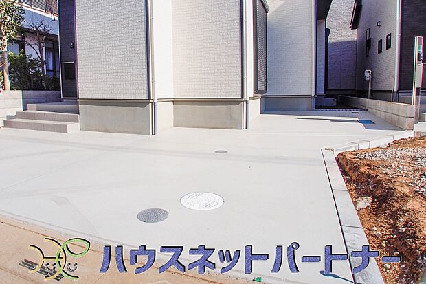 カースペース2台可。敷地内に駐車スペースが2台分確保されています。通勤、お出かけ、ショッピングなど、家族で出かける際の足となる車。状況に応じて使い分けたい、そんな方におすすめです。