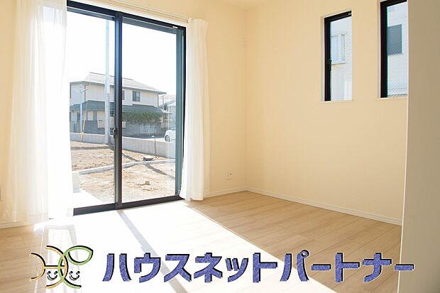 【リビング隣の洋室】  リビングの続き間としても利用できる洋室。普段は子供の遊び場やご両親様のお部屋として、急な来客の場合は襖を締め切り客間としても利用可能。  