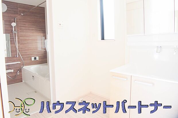 家の中でも特にプライベートスペースとなる洗面所は、洗濯場所と浴室を同じ空間でまとめております。小窓を設置しておりますので、熱気などが籠りやすい空間でちょっとした空気の入れ替えを。