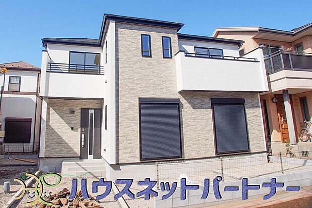 街に溶け合う美しい景観と、採光や風通しを考えて設計された間取り。近隣の視線を考え調整した窓位置など、外観だけでなく、住まうご家族の心地よさを最優先しました。