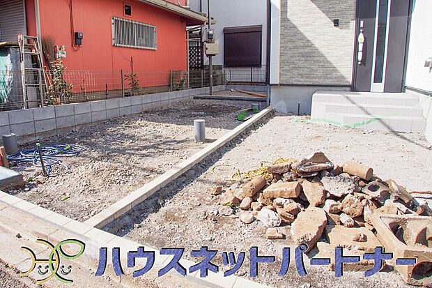 通勤や家族の送迎など、毎日の生活にマイカーが欠かせない方にとって駐車場は大事な条件。敷地内にカースペースがあれば、お出かけやお買い物の際の搬入出もらくらくです。