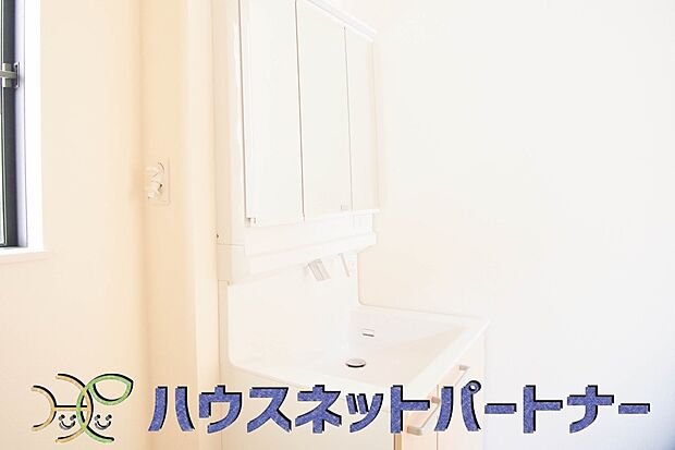 洗面室のある脱衣所は広々。脱いだお洋服をそのままお洗濯。