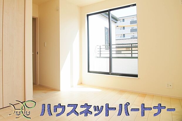 独立性を高めたお部屋。たっぷりの収納も配備しており、片付いた空間を現実出来そう。陽光も降り注ぐ明るく開放的な空間が魅力的。
