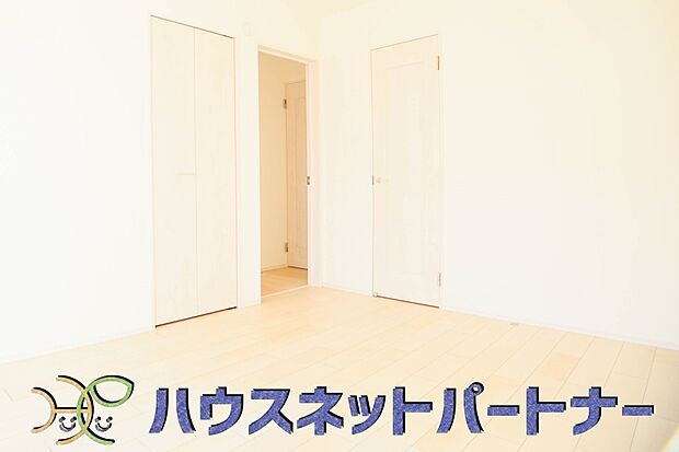 各部屋を最大限に広く使って頂ける様、全居住スペースに収納付。プライベートルームはゆったりと快適に。