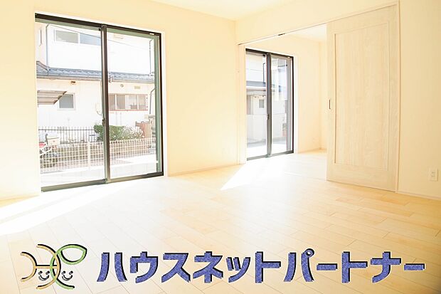 リビングは、食事スペースと寛げる場所設けてもまだ余裕の広さ。明るい光が照らしてくれます。