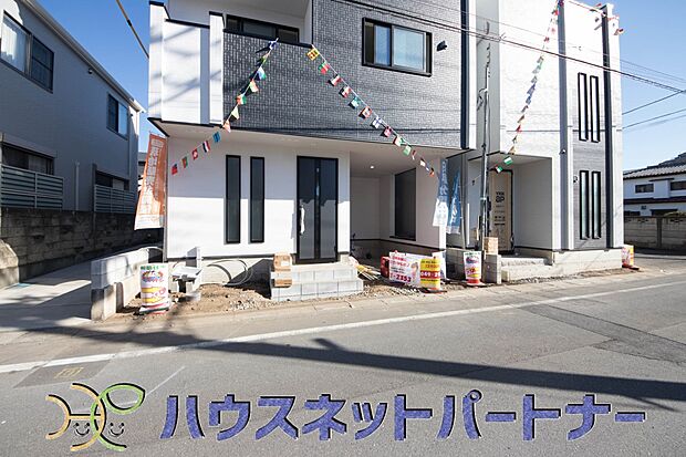 家の顔となる玄関は、デザインが求められます。高級感と断熱性、防犯性に優れた玄関ドアを標準装備。ピッキング対策のセキュリティサムターン等、防犯に考慮しました。