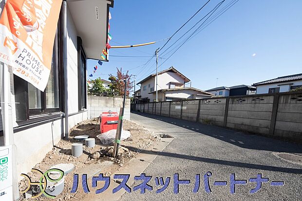 前面道路の駐車スペースはゆったりとした広さ。お買い物した後の荷物も楽々とお部屋へ。