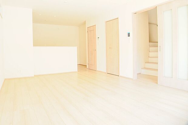 通風・採光に優れ、心地よい光と風が溢れています。 贅沢で豊かな居住性と、プライドを満たすクオリティが見事に調和した住空間。新築ならではの快適なひとときをご体感頂ける筈です。