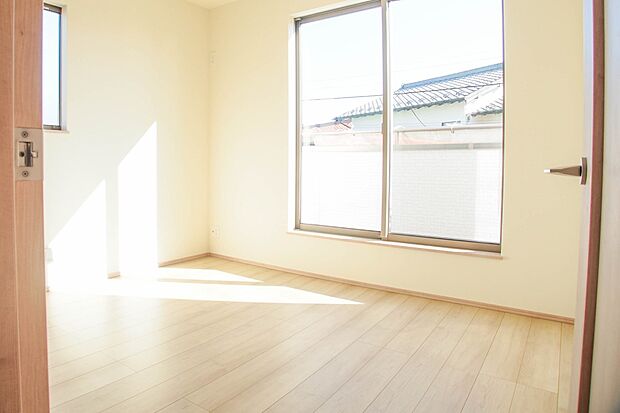 バルコニーに直接出入りできるお部屋です。ちょっと外の空気を吸いたい時や、ベランダでミニガーデニングなども楽しめそうです。