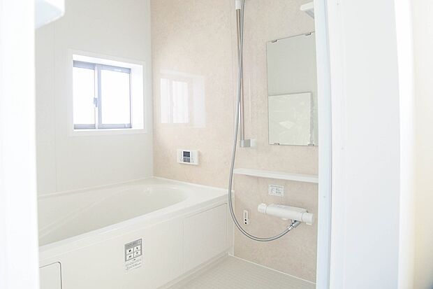 高級感溢れるカラーと大きさ・柔らかな曲線で構成された半身浴も楽しめるバスタブが心地よさをもたらします。