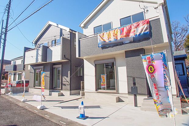 街に溶け合う美しい景観と、採光や風通しを考えて設計された間取り。近隣の視線を考え調整した窓位置など、外観だけでなく、住まうご家族の心地よさを最優先しました。