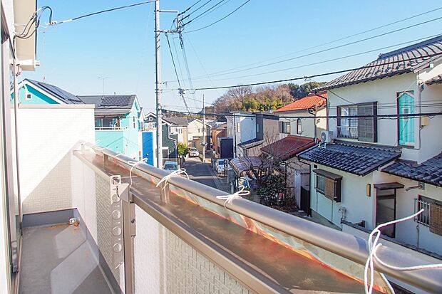 朝の澄んだ空気や、夕方に吹く清々しい風を五感で感じられるバルコニー。住まいの中で唯一屋外にあって、本当の自然を感じられるスペースです。